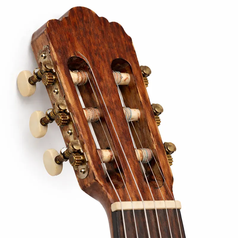 cabeça de violão de seis cordas de nylon com ferrugem nas tarraxas