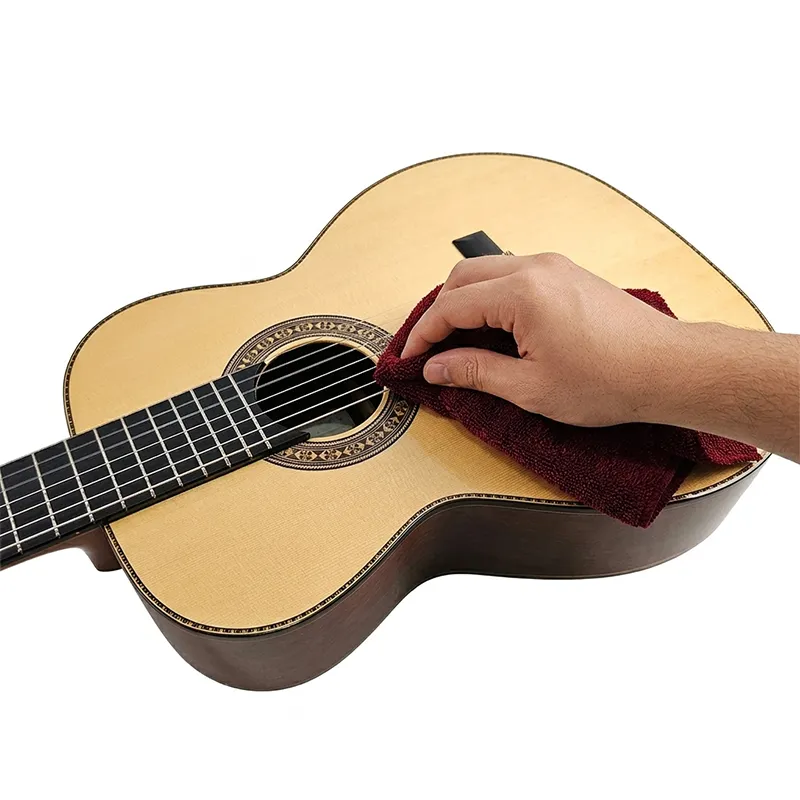 pessoa limpando as cordas de um violão sete cordas