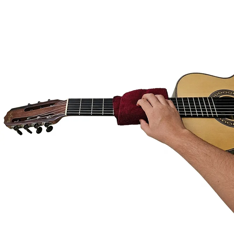 pessoa limpando as cordas de um violão sete cordas