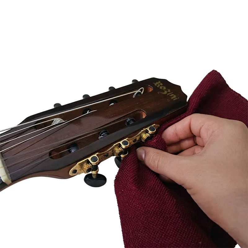 pessoa limpando as ferragens de um violão sete cordas