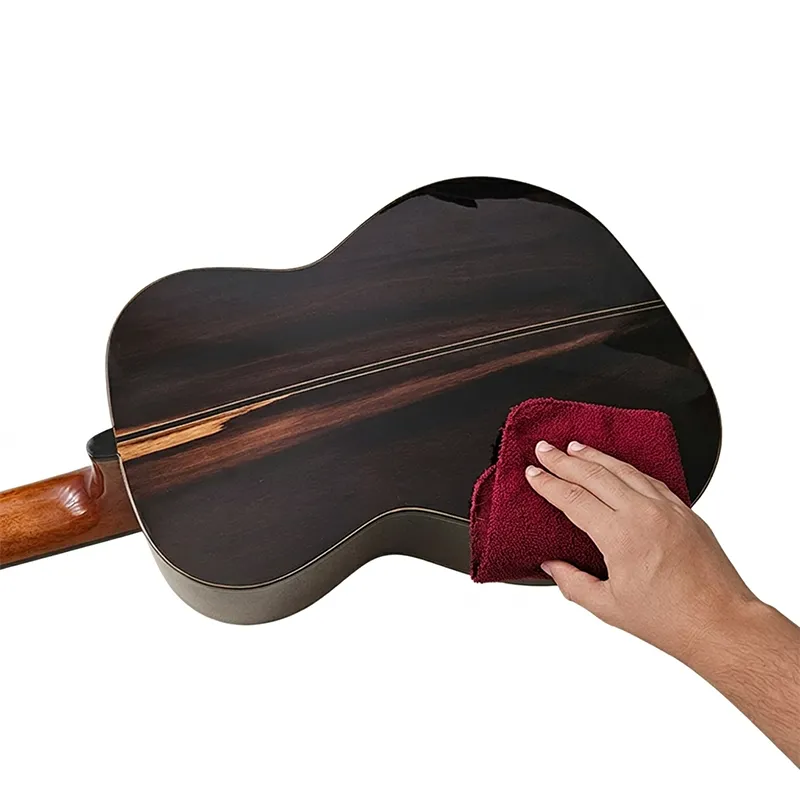 pessoa limpando as laterais e fundos de um violão de sete cordas