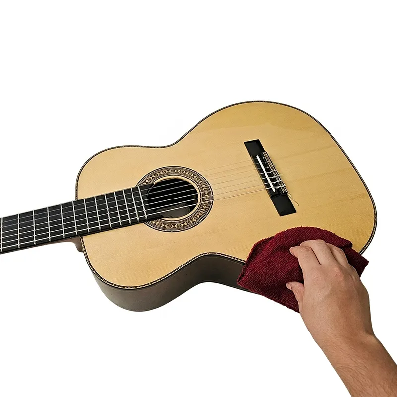 pessoa limpando o tampo de um violão de sete cordas