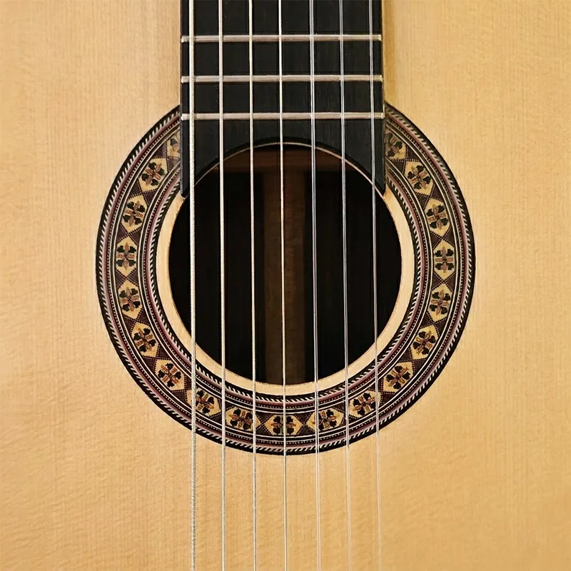 buraco e roseta de um violão de sete cordas