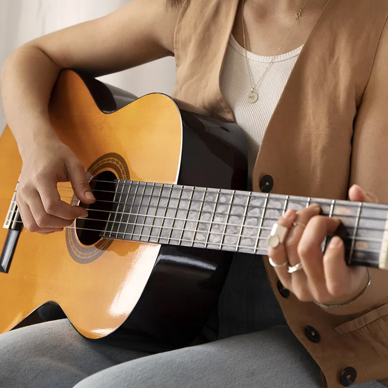 mulher tocando violão de nylon