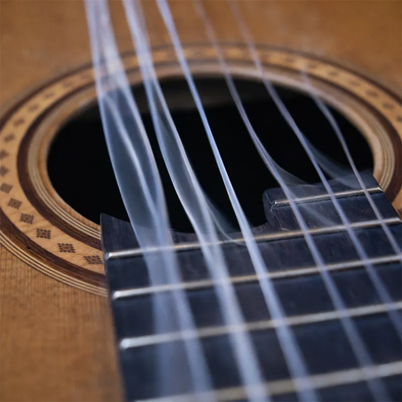 vibração das cordas na boca do violão