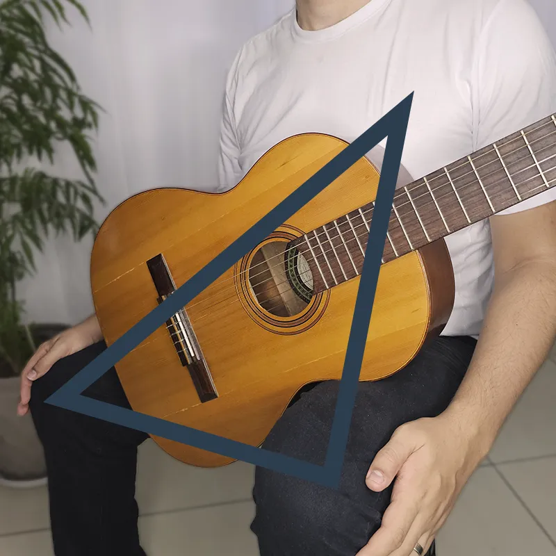 triangulação de forças físicas para segurar o violão nas pernas e peito
