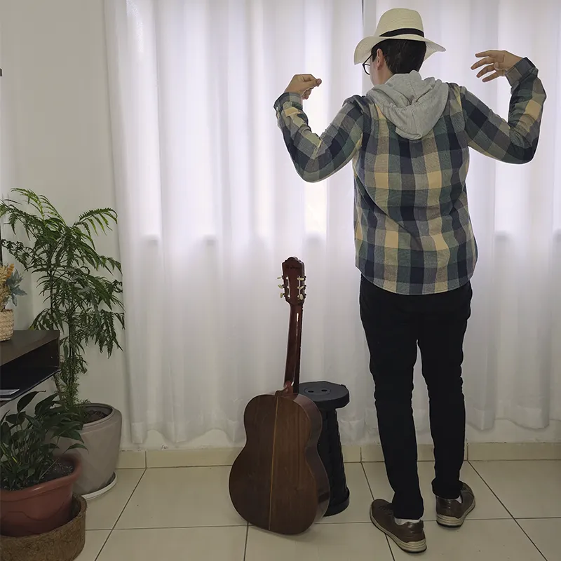 violonista fazendo uma pausa ativa após tocar o violão