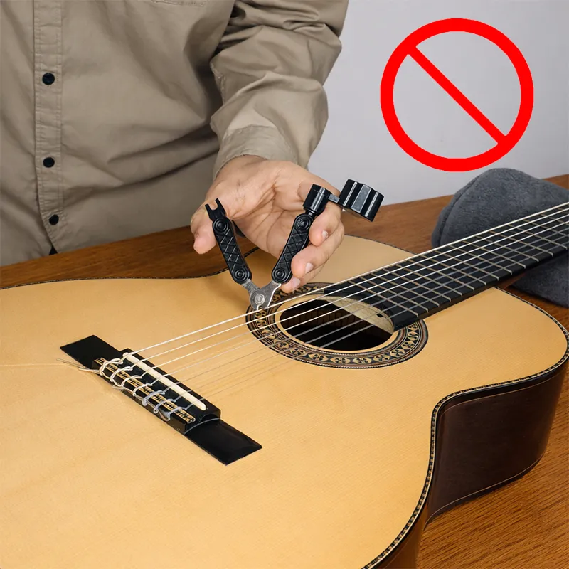 mostrando e desaconselhando homem tentando cortar uma corda com tensão alta