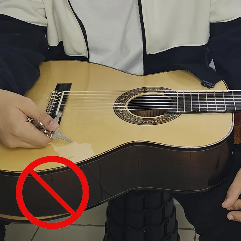chave e ziper de blusa proximo ao violão o que pode causar arranhos