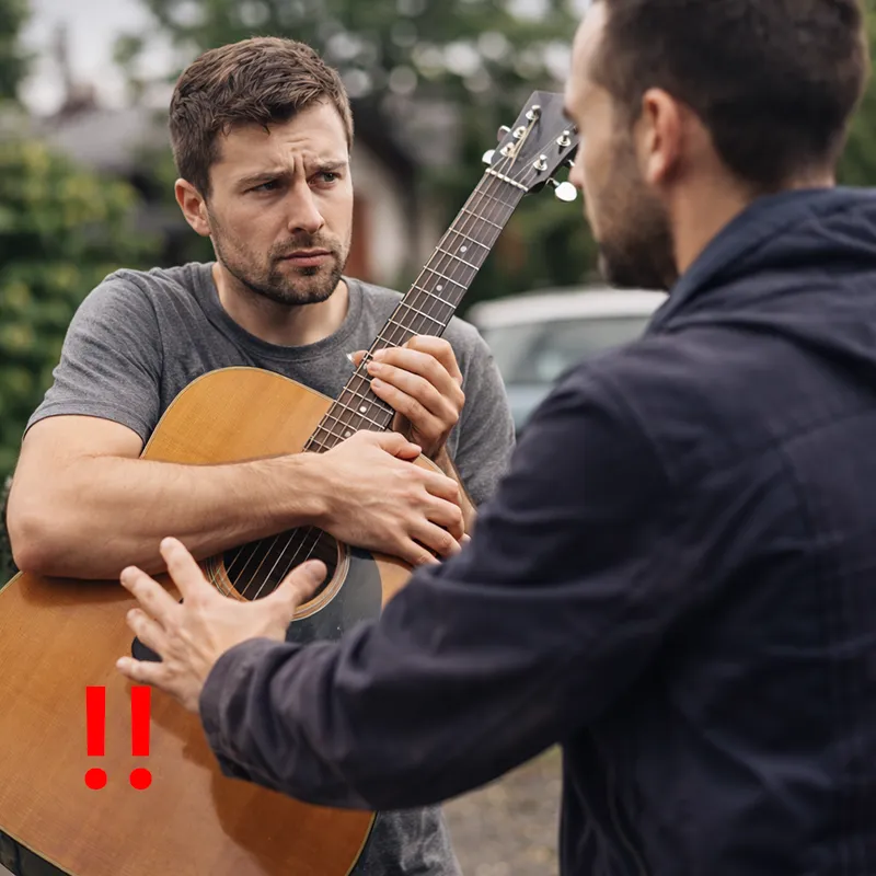 homem receoso de emprestar seu violão para outra pessoa por conta de que ele pode não cuidar direito do mesmo