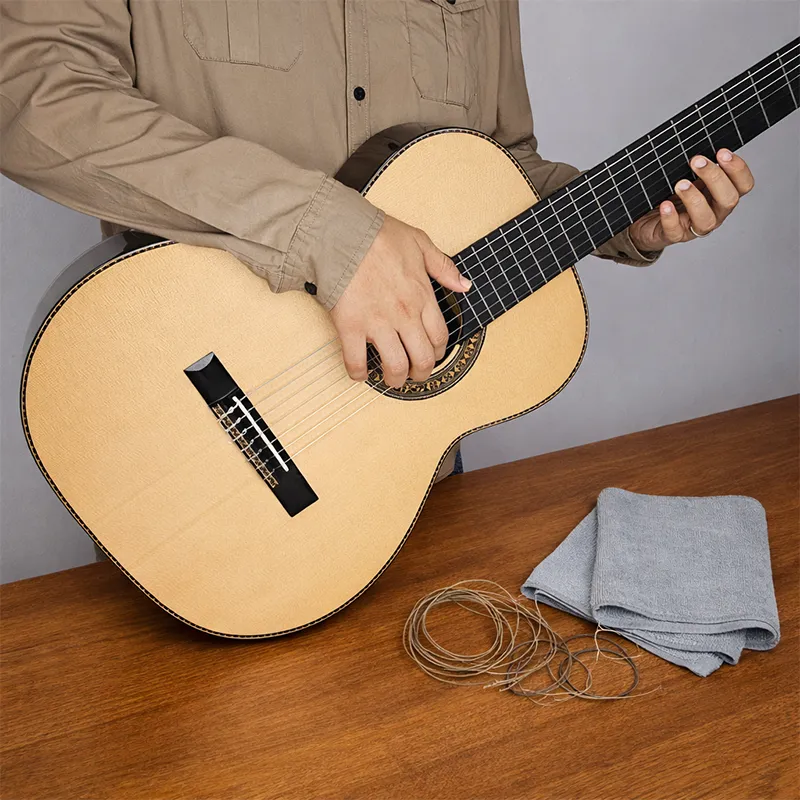 inspecionando violão após trocar as cordas