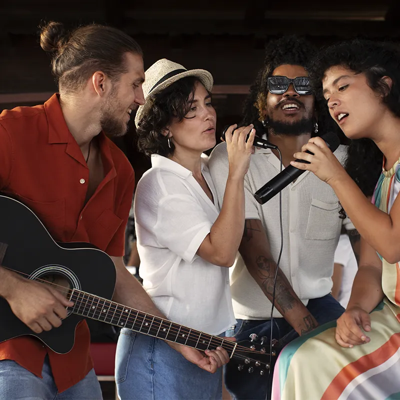 Pessoas em um contexto social cantando e tocando violão
