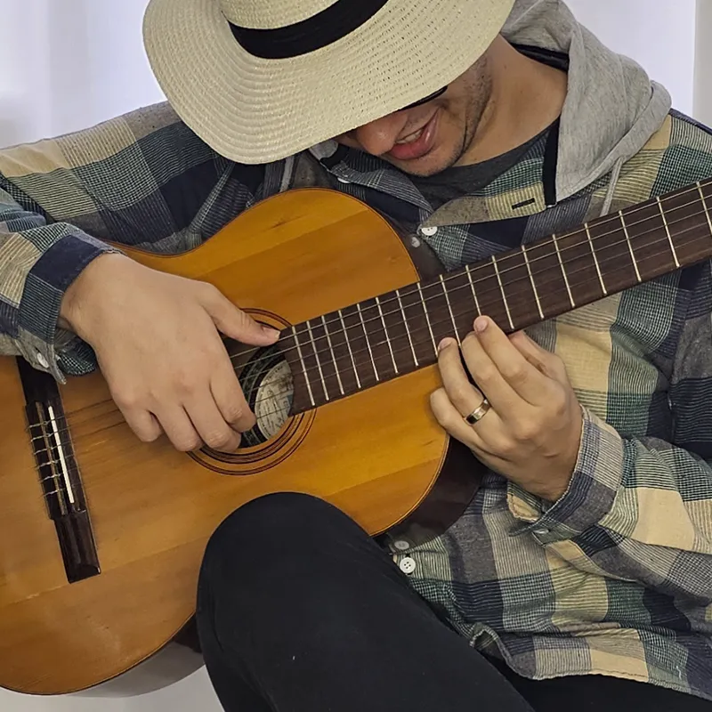 violonista tocando com a mão esquerda e direita proximas
