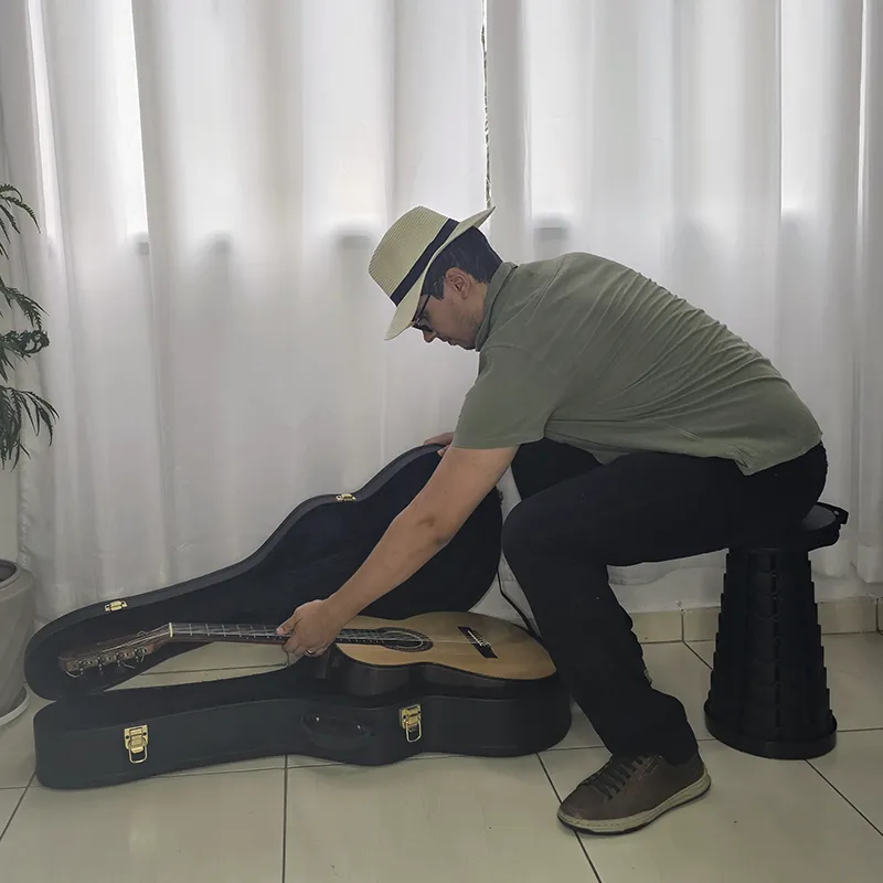 homem guardando o violão