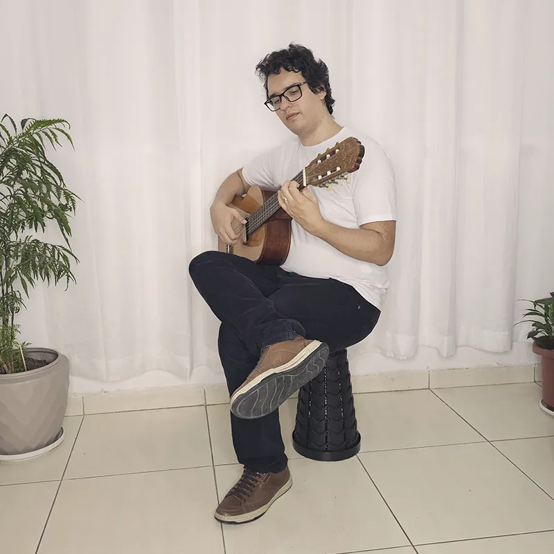 posição popular com perna direita cruzada