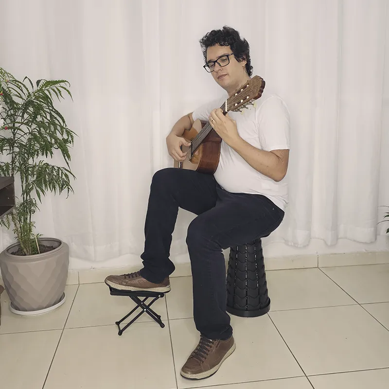 posição popular com perna direita sobre apoio de pé