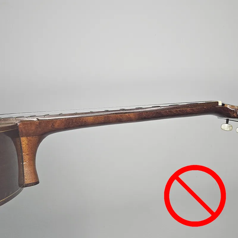 Violão com braço empenado
