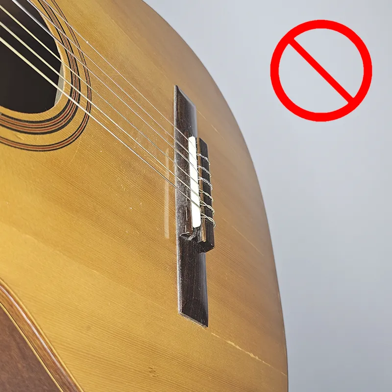 Violão com rastilho alto