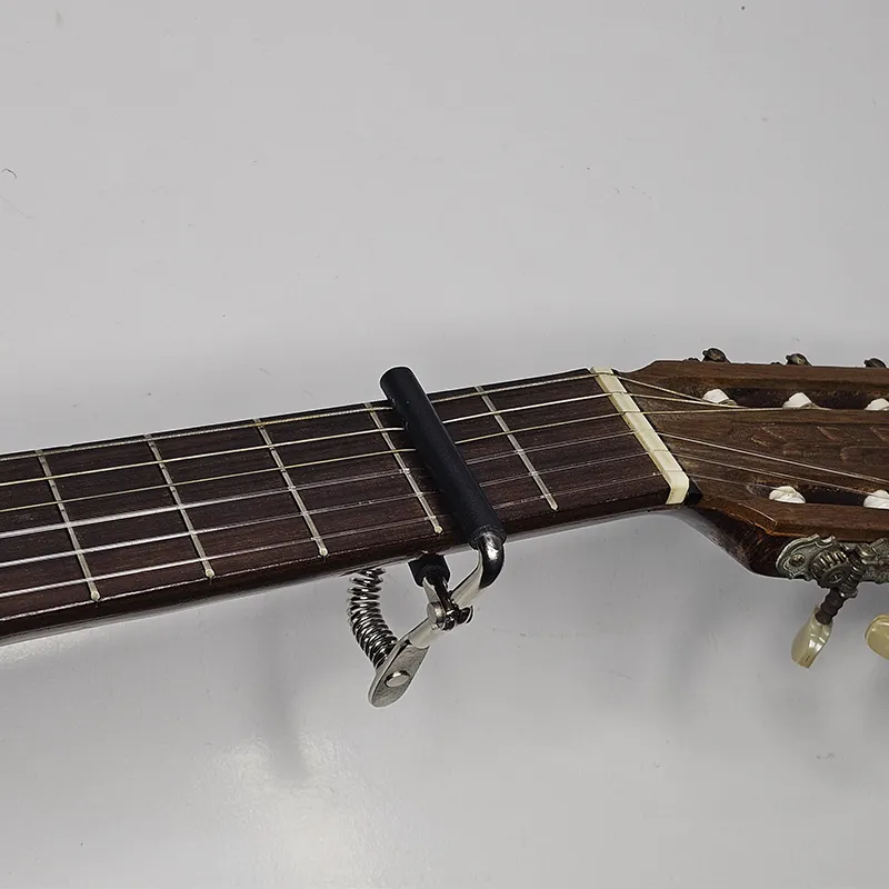 Capotraste de metal colocado no braço do violão