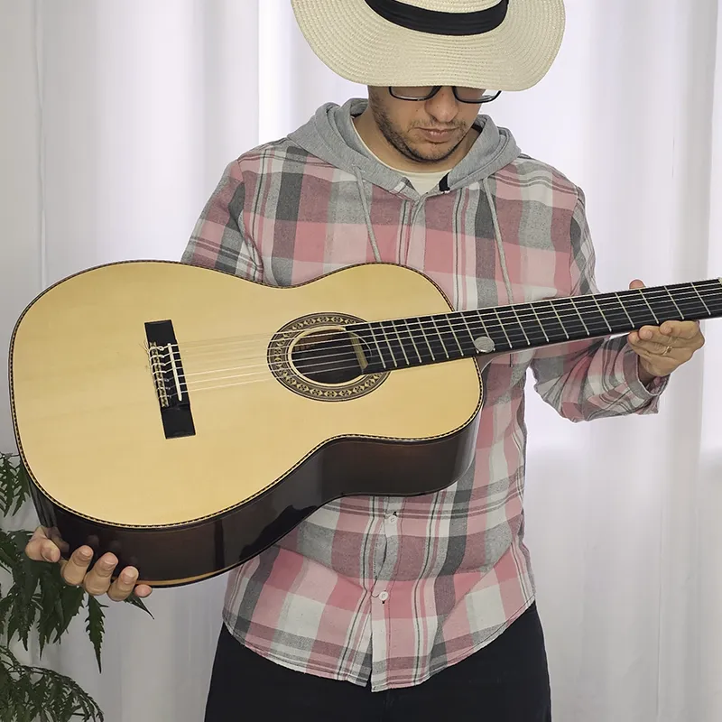 pessoa verificando se as cordas do violão estão ou não muito altas usando o teste da moeda de 50 centavos