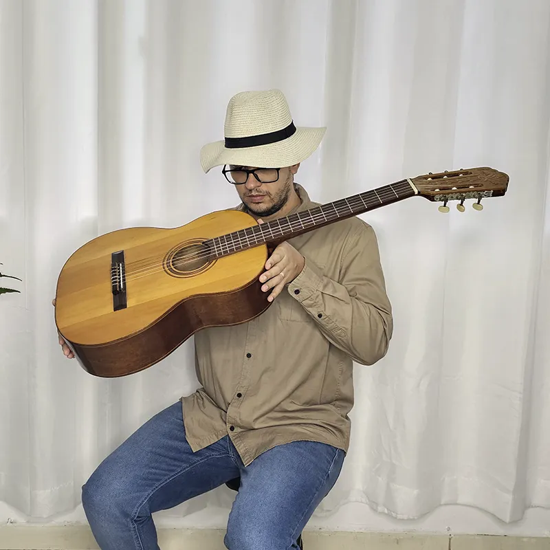 Pessoa conferindo se violão está regulado