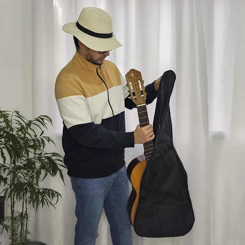 Pessoa guardando o violão corretamente