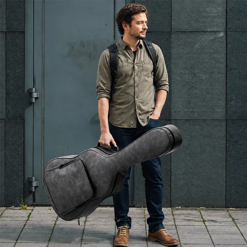 Pessoa transportando o violão em uma bag acolchoada