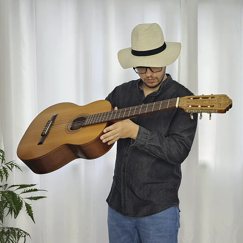 Pessoa olhando lateralmente o braço do violão
