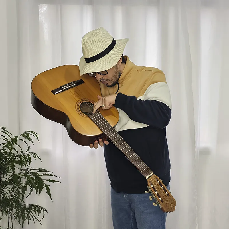 Pessoa olhando a parte de dentro do violão