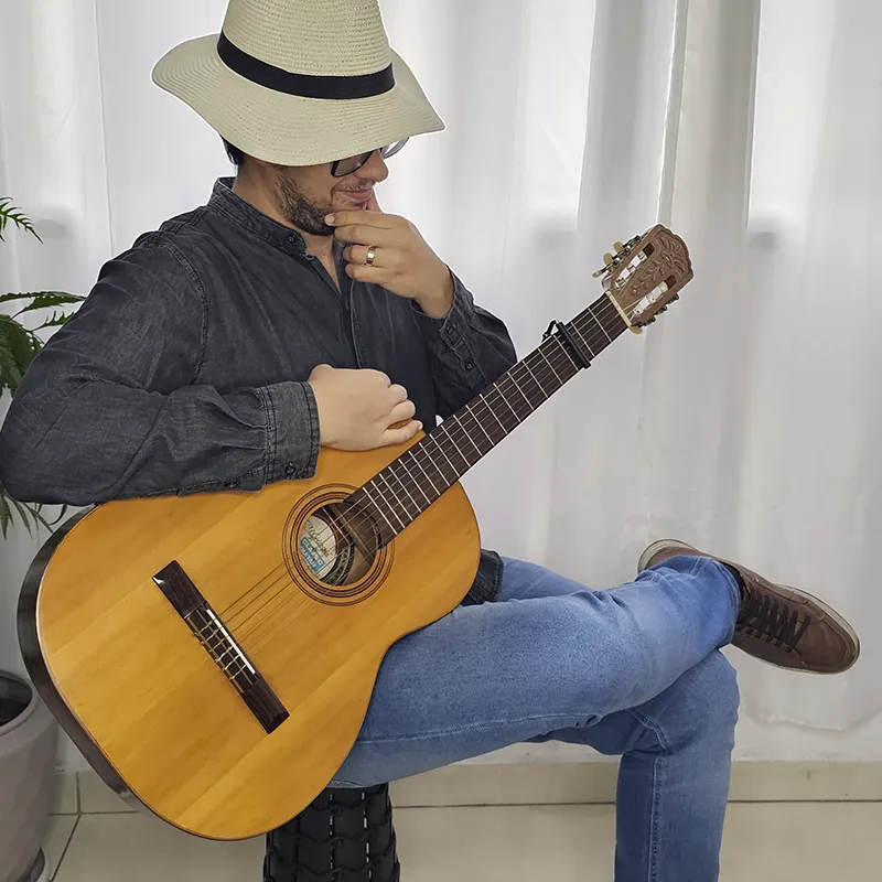 Pessoa pensando sobre as possibilidades que o capotraste permite no violão
