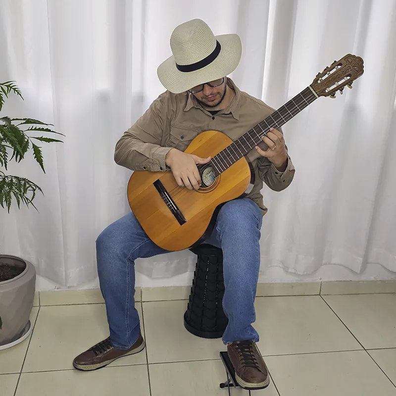 Pessoa tocando o violão Di Giorgio Estudante 18 de 1988