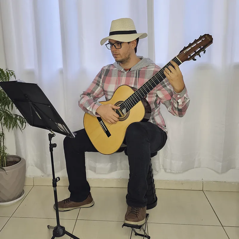 Pessoa tocando violão na postura correta