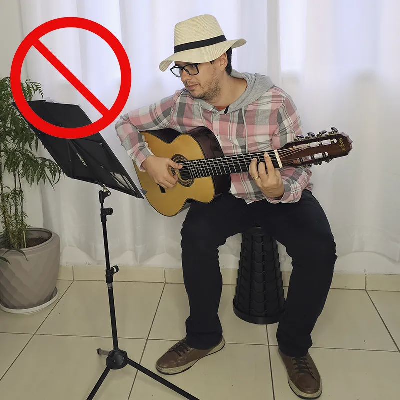 Postura inadequada ao tocar o violão