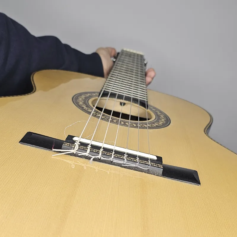 Acesso para apertar ou afrouxar o tensor dentro da boca do violão