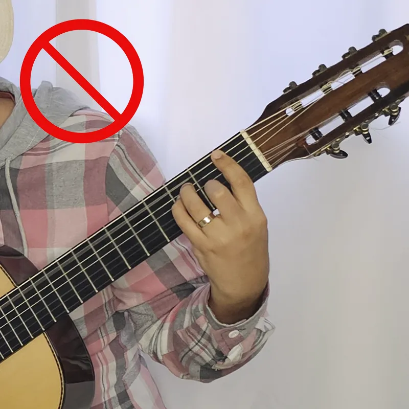 Excesso de força ao fazer o acorde no violão