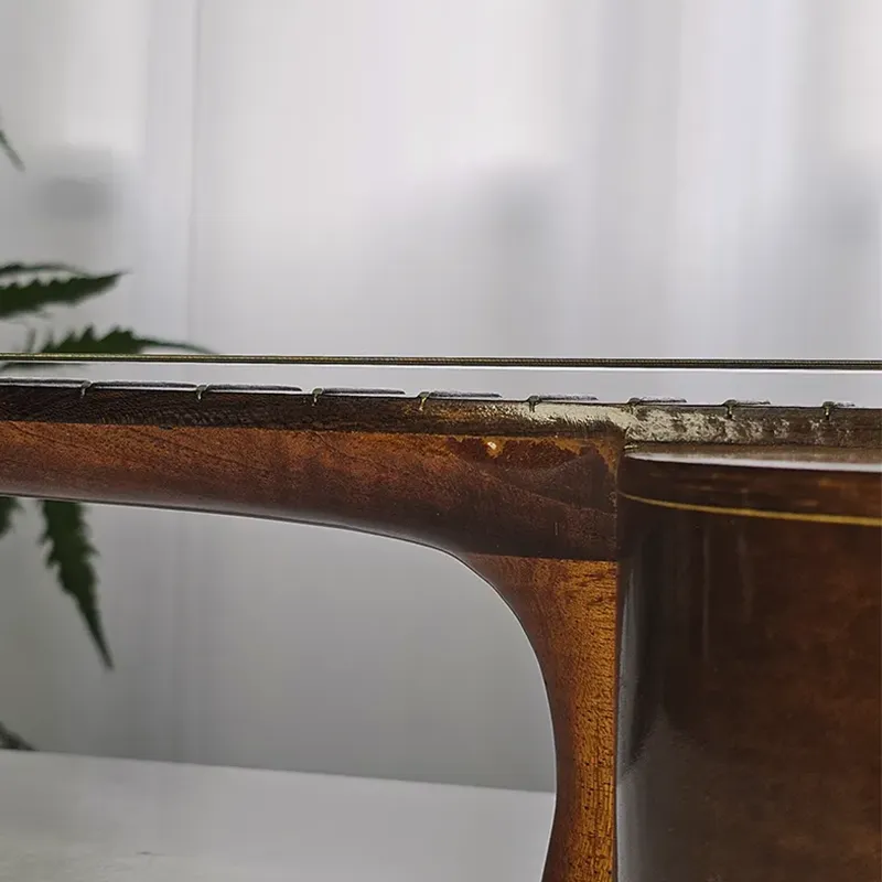 Violão com braço empenado para frente devido não ter tensor