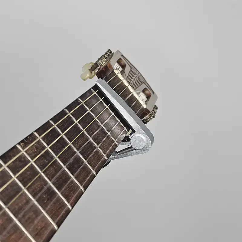 Capotraste CTN3 no braço do violão de nylon