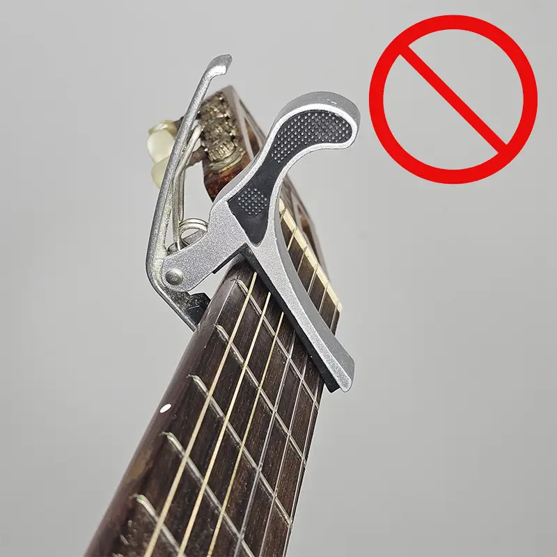 Capotraste de violão de aço ou guitarra em violão de nylon costuma não funcionar corretamente